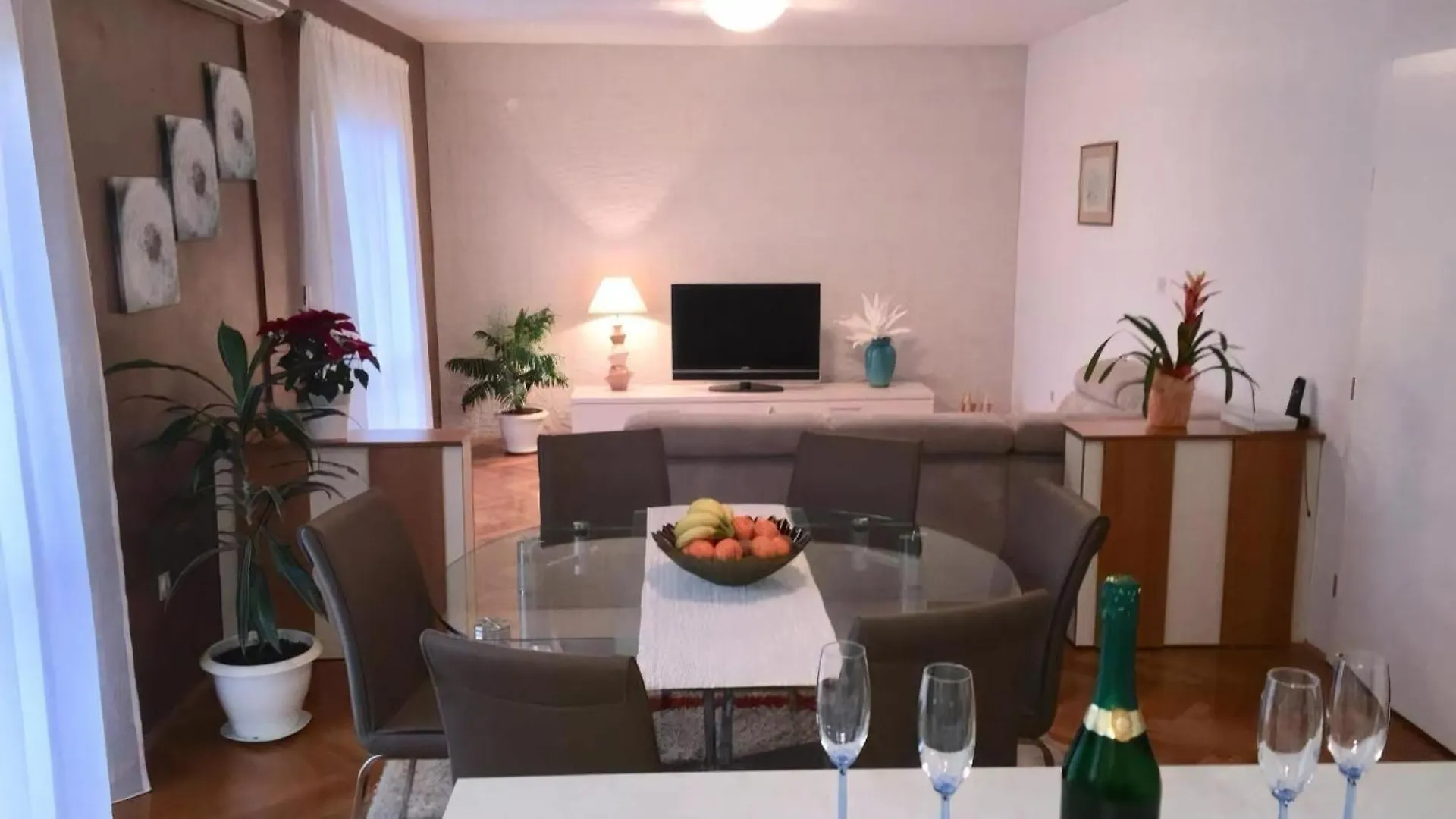 Geraeumige Ferienwohnung Mit Schoenem Garten Vir 0*,  Kroatien