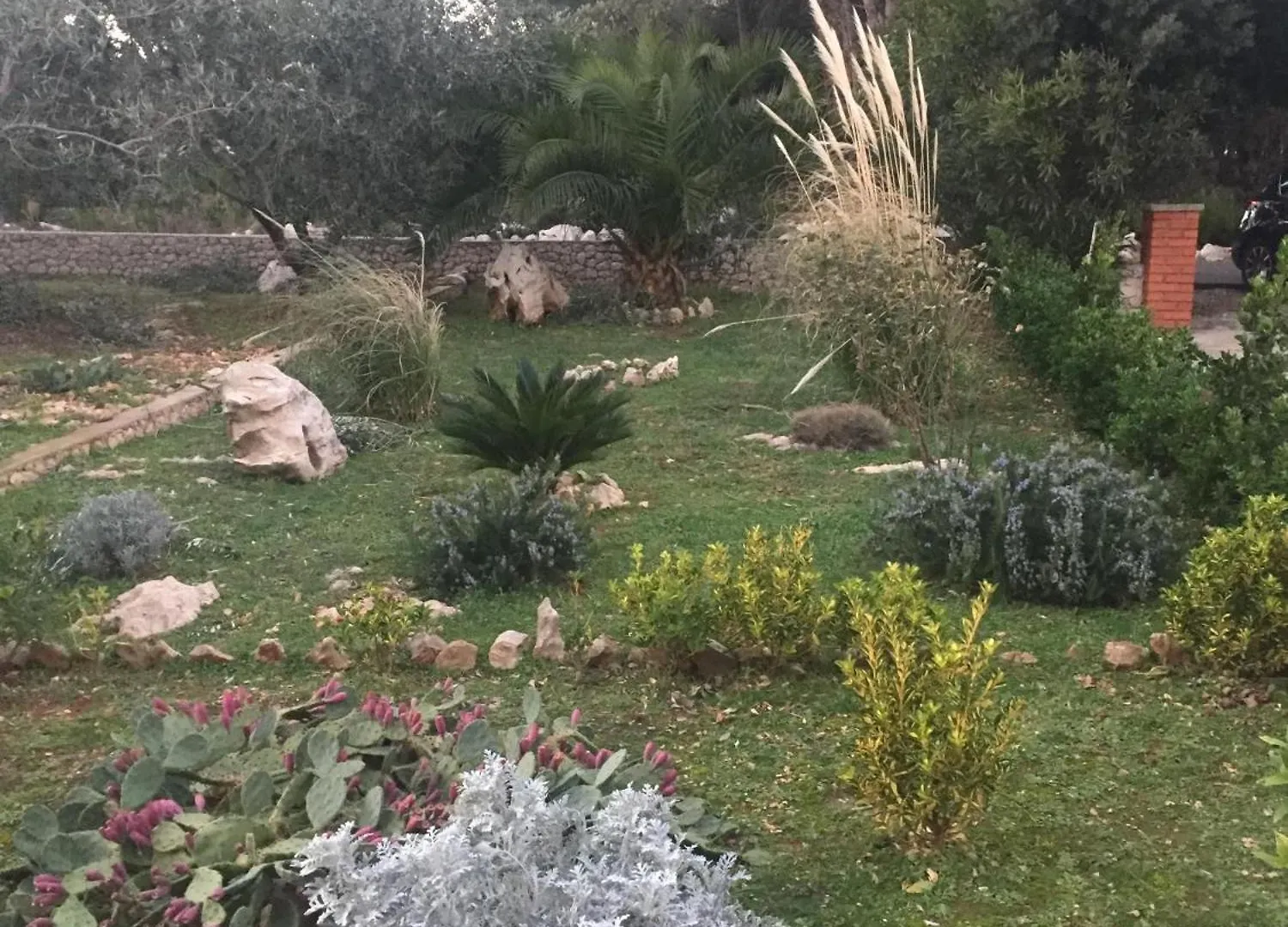 Geraeumige Ferienwohnung Mit Schoenem Garten Vir